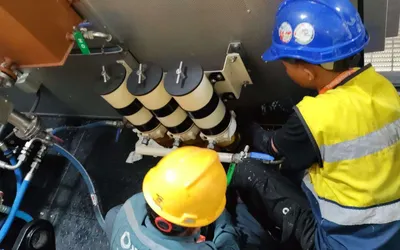 Terminasi kabel daya pada busbar